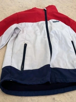 Weather Report softshell jacka med ull i - Jag säljer en jacka i mycket bra skick, nästan som ny, och perfekt för att hålla värmen under kyligare dagar. Den är både funktionell och snygg, vilket gör den till ett utmärkt val för alla tillfällen. Vänstra dragkedjan är sönder annars funkar allt.     Storlek: 150 (passar barn ca 11-12 år)    Material: Ullblandning (perfekt för extra värme)    Skick: Mycket bra, sparsamt använd    Färg: blå, vit och röd. Priset är 150 kr, vilket är ett riktigt bra erbjudande för denna kvalitativa jackan!