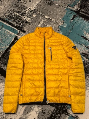 Guess jacka  - Hej, jag säljer en fin Guess-jacka som bara har legat hemma ett tag nu och känner att det är dags att sälja vidare den. Den är stilig och har en fin gul färg som får den att sticka ut lite mer skriv ifall du undrar något 😊