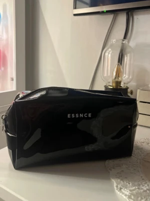 Necessär  - Svart ny necessär från essnce.