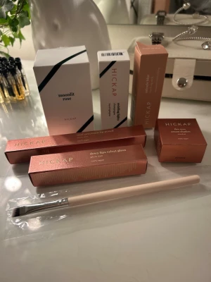 Hickap set - Innehåller: Borste - 117/Angled eyebrow, cream eyeshadow färg - stardust, blur stick, lipgloss färg - 05 Plum Jam, läppenna färg - 05 Plum Jam, liquid highlighter färg - champagne (går inte köpa), parfym moonlit rose (går inte köpa). Värde ca 1 500 kr. Kom med bud.