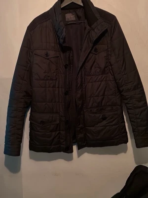 Svart jacka Zara - Säljer denna feta Zara jackan köpt förlängd sen vintage storlek S/M