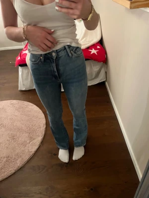 Blåa bootcut jeans  - Jag säljer dessa jeans pågrund av att dem är för små för mig. Dem har en bootcut med femficks design. Jag har använt dem endast en gång så det är väldigt bra skick.
