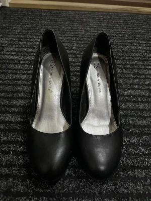 Klackskor - Svarta klackskor från Din Sko i storlek 36. 