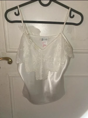 Vit topp - Jätte fin, jag har sytt in banden men det går enkelt att ta bort(se bild). Säljer för den inte används 💞
