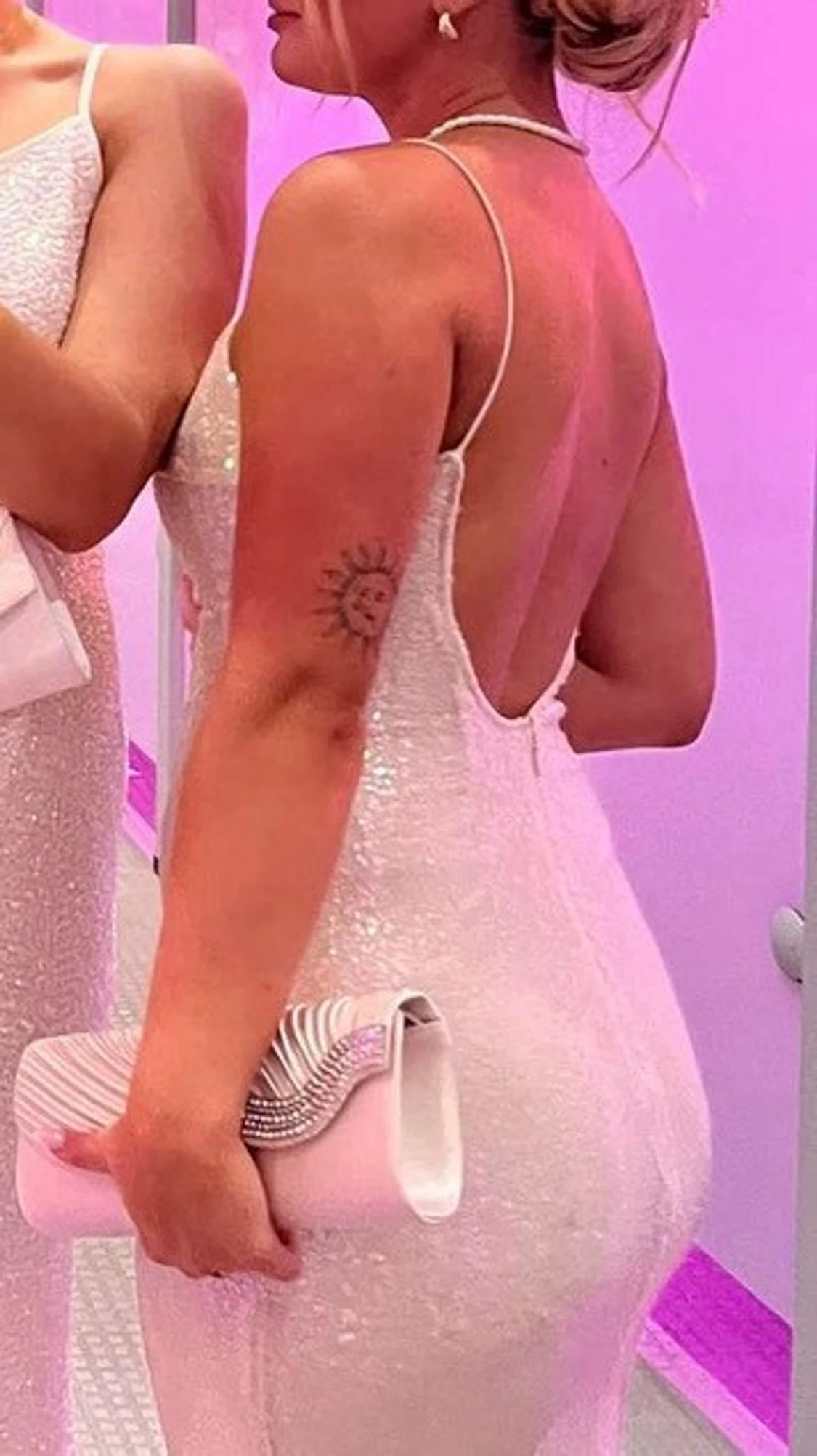 Glittrig långklänning med smala band