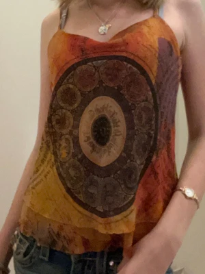 Superfint linne med mönster - Jättecoolt linne med tryck och är typ ”flera lager”. Står ingen storlek, passar bra på mig och jag är typ S men skulle gissa på att den passar större storlekar och kanske XS. 