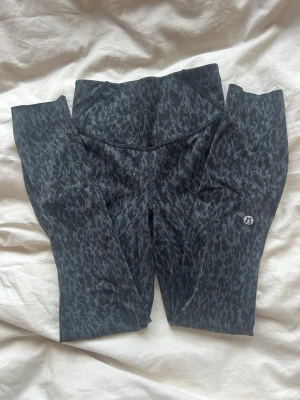 träningsbyxor lululemon - träningsbyxor från lululemon i ett skönt material. använda ca 3 gånger och säljer då jag ej får användning för dem. de är köpta för 2 år sedan och finns inte kvar på hemsidan. storlek Xs