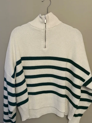 Mango - Randig tröja från Mango i skönt material 🤍