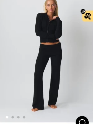 Svart stickat sett  - Säljer en svart stickad hoodie med dragkedja framtill och huva. Och stickade low waist byxor till. Säljer som ett sett men det går att köpa dom separat. Skriv privat för egna bilder och mer information. Originalpris 550