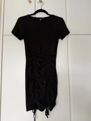 Svart klänning  - Supersnygg klänning från H&M divided. Köpt för massa år sen men har inte riktigt kommit till användning på senaste. Hör gärna av er om ni har några funderingar!