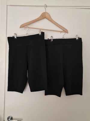 2 högmidjade svarta shorts - Svart Gina Tricot (M stl) och H&M (38 stl) shorts  Jättefin skick