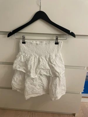 Vit volangkjol💕 - Supersöt vit kortkjol från Sarnhilt med broderade detaljer och volanger. Inte använd mycket och superfint skick💕🫶🏻