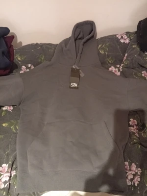 Grå oversized hoodie - En grå oversized hoodie från new Yorker med prislapp kvar, storlek xs