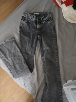 Perfekta svarta jeans från Perfect Jeans - Säljer ett par svarta tvättade jeans från Perfect Jeans i storlek 32. Klassisk femficksmodell med raka ben och normal passform. Jeansen har snyggt tvättad look och tydliga sömmar, perfekta till alla dina outfits.