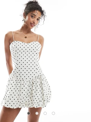 Prickig klänning - Säljer denna klänning från Bershka då den inte passar. Perfekt till våren och sommaren .