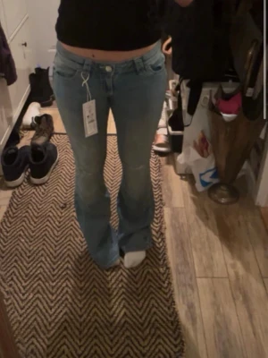 Blå bootcut jeans med broderade fickor - Säljer dessa skit snygga jeans från Gina eftersom de är för små för mej. Helt nya med prislapp på 