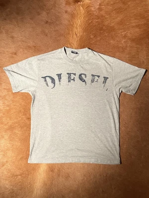 Diesel t shirt - Halloj, säljer denna läckra t shirt från Diesel! Har ett slitet tryck vilket är meningen, tycker att det är sjukt fet! Vid minsta fråga eller fundering hör av er🤠