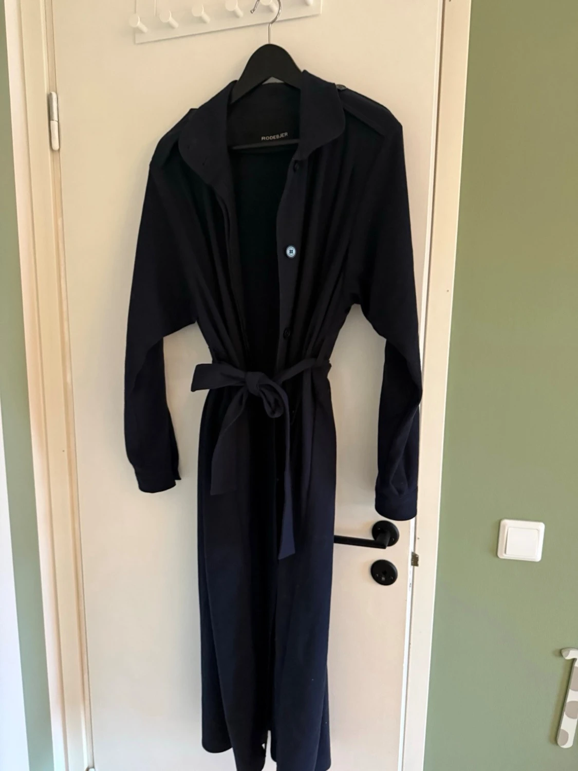 Mörkblå trenchcoat från Rodebjer - 1