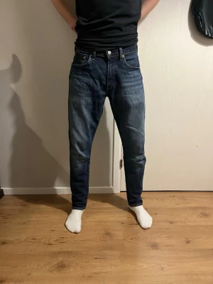 Levi's Premium 501 blå jeans - Säljer ett par klassiska Levi's Premium 501 jeans i mörkblå tvätt. Jeansen har rak passform. Tillverkade i slitstark bomullsdenim med snygga kontrastsömmar. Perfekta för dig som gillar tidlös och clean stil. Pris kan diskuteras vid snabb och smidig affär. Nypris: 1375kr