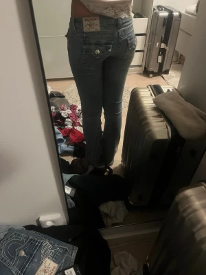 True Religion ljusblå bootcut jeans  - Säljer ett par ljusblå jeans från True Religion i modellen Joey eftersom de ej kommer till användning💞