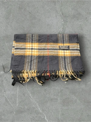 Burberry scarf/halsduk  - Säljer en fet burbery scarf i färgen blå,skick:8/10, Pris:199, självklart äkta, vid frågor eller funderingar är de bara och höra av sig ‼️