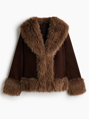 Jacka päls  - Säljer en brun pälsjacka med bred krage och muddar i mjuk fuskpäls. Slutsåld och aldrig använd.