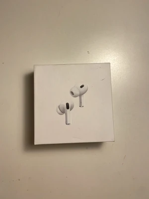 AirPods PRO gen 2 - Använt dessa AirPods två gånger typ. Fick nya i present så därför ja säljer. Du får med laddare och olika ”pluppar” som är på airpodsen så dom passar ditt öra. 