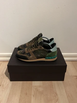 Valentino Rockrunner - Säljer ett par Grön-bruna riktigt snygga Valentino Rockrunner som passar storlek 40 med stilren mocka! (Defekterna är att dom är lite creasade och att sulan är limmad men det syns knappt annars i bra skick!). Priset är inte helt hugget i sten.Har ni några frågor så är det bara att skriva till mig//Mvh Erik
