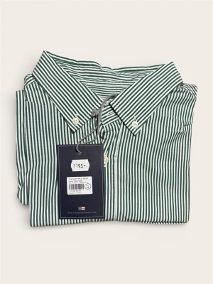 Grönvit randig skjorta från Lexington - Säljer en klassisk grön och vit randig skjorta i storlek XL från Lexington. Skjortan har button-down krage, vita knappar och bröstficka med liten Lexington-flagga. Tillverkad i mjuk bomullspoplin och har lång ärm. Perfekt för dig som gillar stilrena och tidlösa plagg.