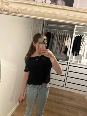 Svart offshoulder blus  - Svart offshoulder blus, lappen är bort klippt men tror toppen är från Zara, använd några få gånger mycket bra skick. Storlek XS