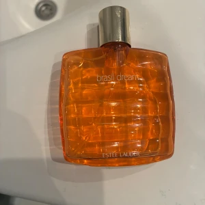 Brasil Dream av Estée Lauder - Limited edition - tillverkas inte längre. Blomfruktig doft. Mjuk doft som håller hela dagen. Förvarad mörkt och svalt. Beskrivning/doftnoter: African Orange Flower, Neroli, Guava, orange and pineapple. Mellannoter: Gardenia, Jasmine, Bergamot & Amalfi Lemon. Basnoter: kokos, patchouli & Sandalwood.   