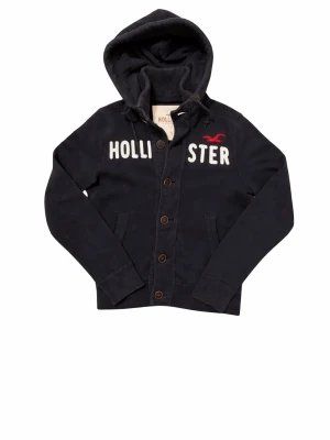 Hollister hoddie med knappar  - Säljer denna riktigt sjysta tröjan. De är en Hollister i marinblått riktigt skön o snygg. Den har knappar på framsidan och fickor 
