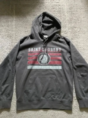 Yves saint laurent hoodie - Säljer min gråa yves saint laurent hoodie. Då jag inte gillar färgen. Perfekt för dig som vill ha en stilren grå hoodie som passar till ungefär allt. Fraktar snabbt och hör av er vid frågor