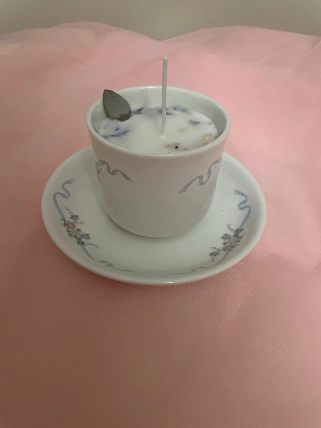 Doftljus av vaniljdoft i en vit tekopp med blommor och blåa streck nr 5 - 1