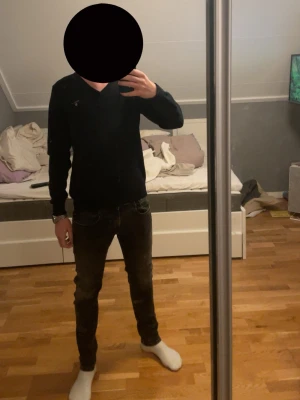 Marinblå tröja  med v-ringning - Säljer en enkel svart kofta med v-ringad hals och långa ärmar. Perfekt att slänga på sig över en t-shirt eller skjorta. Klassisk och stilren modell som funkar till det mesta. Passformen är normal och materialet känns mjukt och bekvämt. Använd kanske 5 gånger max 