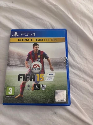 FIFA 15 Ultimate Team Edition PS4 - FIFA 15 Ultimate Team Edition till PS4. Komplett med fodral, skiva och manual. Skivan ser ut att vara i gott skick. Upplev realistisk fotboll med över 20 000 spelare och flera ligor. Perfekt för fotbollsfans och samlare.Vill man köpa flera st sv spelen så är det bara o kontakta 