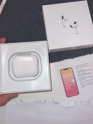 Apple AirPods 3 - Säljer ett par Apple AirPods 3 i mycket fint skick, komplett med originalförpackning och laddningsetui. Hörlurarna fungerar utmärkt och är redo att kopplas till din iPhone. Perfekt för trådlös musik och samtal. Inga synliga defekter eller slitage.