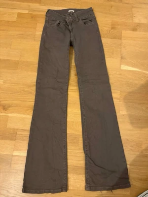 Bruna bootcut Jeans - Trendiga jeans från Nelly. I gott skick, men slitits där nertill, syns på bild. 