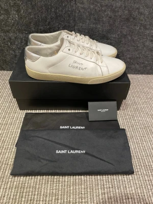 Saint Laurent skor  - Hej, säljer nu dessa svin snygga ysl skor. Skorna är i grymt skick! Begränsat antal boxar och dustbag. Hör av dig vid frågor. 