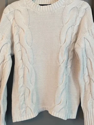 Vit stickad tröja  - Säljer nu min vita stickade tröja från Lager 157🤎