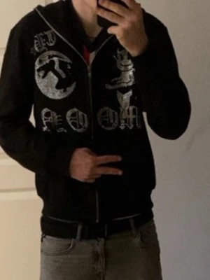 Aim for the moon zip hoodie - En jättesnygg och skön tröja från som for the moon. Riktigt stilig tröja om man vill sticka ut lite. Tröjan är full zip och har stenar på framsidan som blinget om man lyser på dem