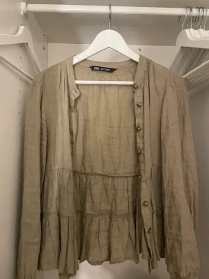 grön blus från zara - säljer min blus eftersom den inte kommit till användning
