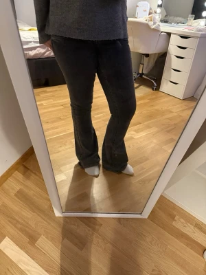 Bootcut jeans från Gina Tricot, svart - Säljer ett par svarta bootcut jeans från Gina Tricot. Jeansen har en klassisk femficksmodell, dragkedja och knapp framtill. Materialet är mjukt jeans-tyg och passformen är slim upptill med utsvängda ben. Perfekta till sneakers eller boots. Se defekt på sista bild (lappens som har ramlat av), dem har även gått sönder lite längs fötterna dm för bild, därav lägre pris.