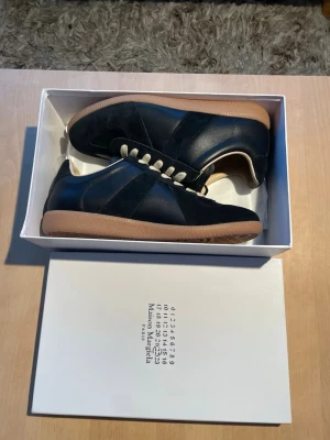 Maison Margiela Gats - Helt nya Mason Margiela Gats. Skick-10/10. Sitter som 43 men kan passa 42. Allt og tillkommer. Skriv gärna om du har någon fråga! Priset kan diskuteras. 