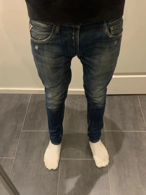 Replay blå jeans faded - Säljer dessa tvärfeta Replay jeansen i blå tvätt, riktigt snygg fade och lite slitningar som är en dela av designen. De är i storlek 32/32 och model jondrill. Skriv gärna vid intresse!