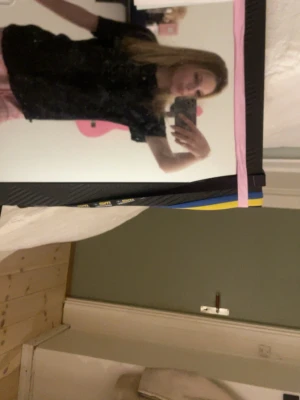 Svart basic t-shirt från H&M L.O.G.G. - En svart, klassisk t-shirt från H&M L.O.G.G. i mjuk bomull. Modellen är normal i passformen och har korta ärmar. Perfekt till jeans eller shorts för en enkel och clean look.