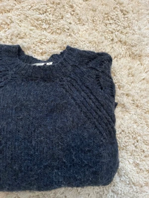 Mörkblå stickad tröja med struktur - Mörkblå stickad tröja med struktur, använd men fortfarande i väldigt fint skick! Passar xs-m