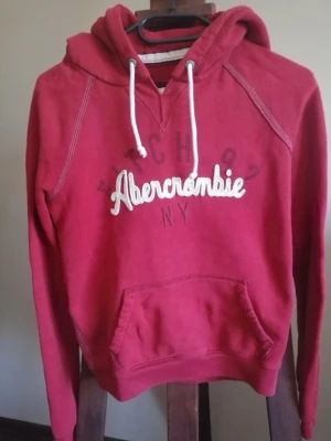 Abercrombie&fitch tröja  - Fin Abercrombie&fitch tröja med fint tryck på framsidan storlek m skick 7/10 