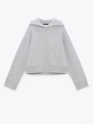 Zara hoodie - Lite kortare hoodie ifrån Zara. Tjockt material o väldigt eftertraktad. Den är i använt skick! Men inga defekter.