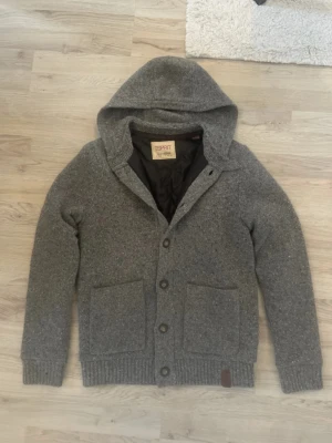Grå stickad cardigan - Otroligt snygg grå fodrad stickad cardigan. Passar perfekt nu till vintern. Priset kan såklart diskuteras!